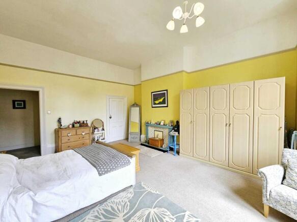 3 bed Flat for sale Image 11
