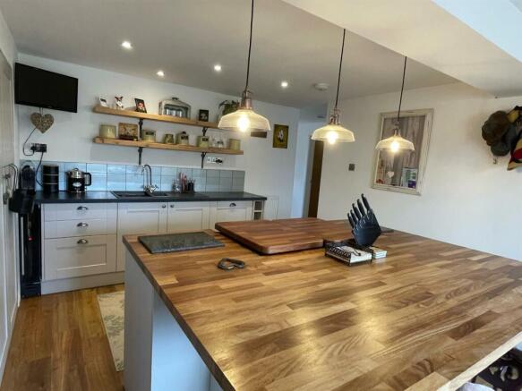 Kitchen2.jpg