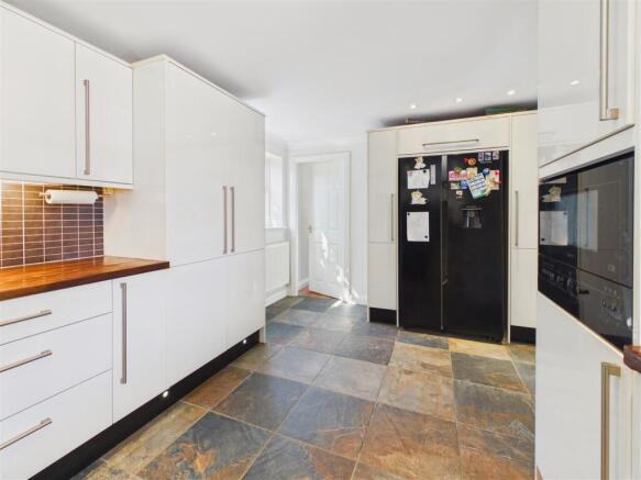 4 bed Detached for sale Image 6