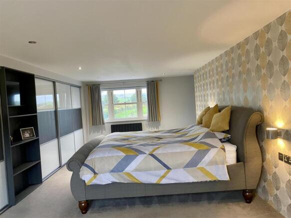 6 bed Detached for sale Image 11
