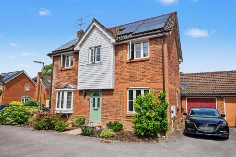 Lynton Close, Farnham, Surrey, GU9