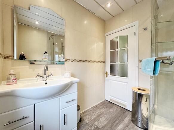 Shower Room pic 2.jpg