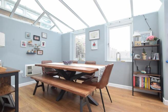 GARDEN/DINING ROOM