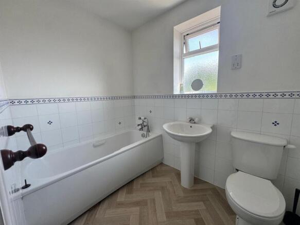 4 bed Detached to rent Image 10