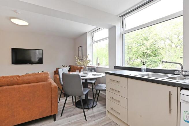 4 bed Apartment to rent Image 7