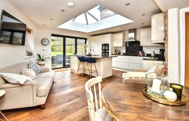 Living Kitchen/Dining Room