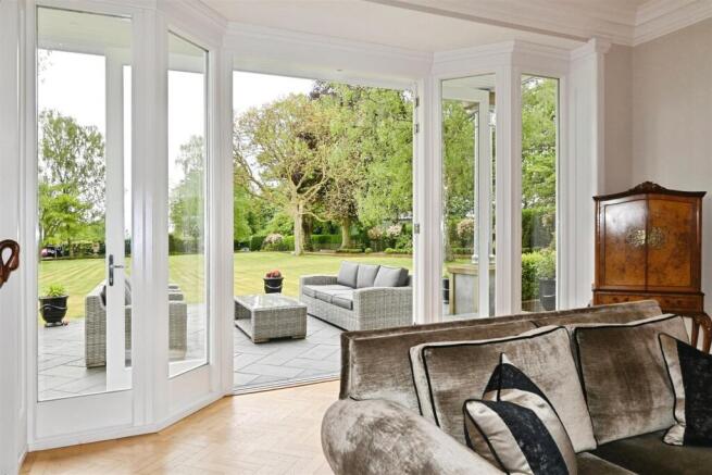 5 bed Detached for sale Image 12