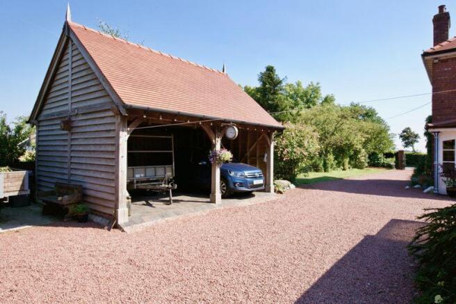 Garage / Carport