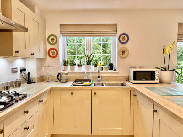 4 bed Semi-Detached for sale Image 9