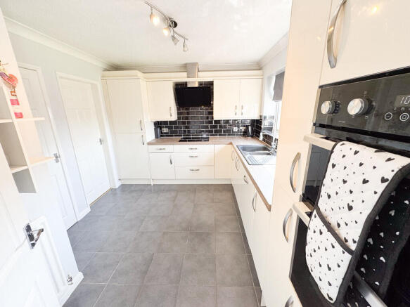 Rimini Close, Meir Hay, Stoke-on-Trent photo 4