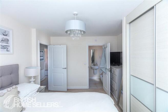 4 bed Detached for sale Image 9