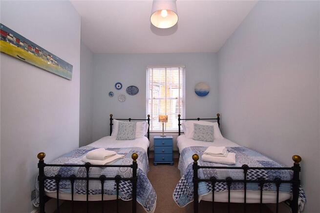 5 bed House for sale Image 10