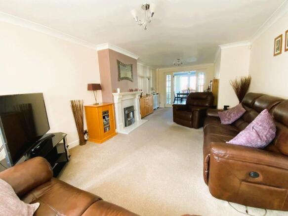 LIVING ROOM 25' x 11'5