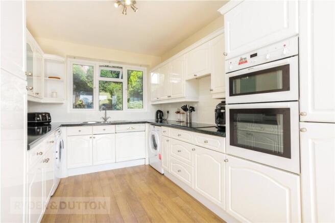 5 bed Detached for sale Image 9