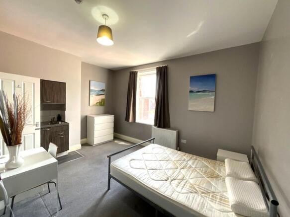 1 bed House Share to rent Image 2