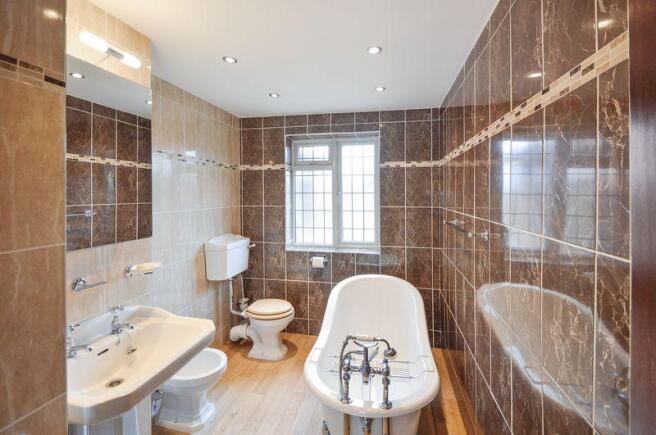 FAMILY BATHROOM