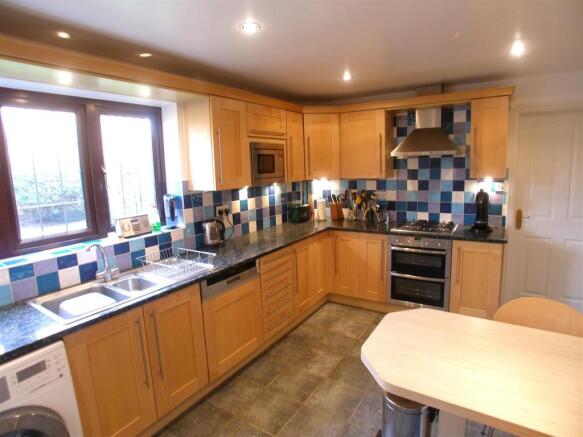 Fitted Kitchen/Break