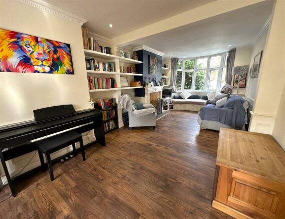 Lounge/Dining Area