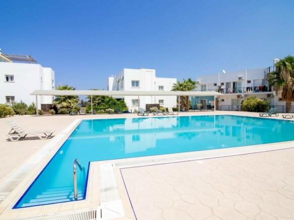 Beautiful 2 bedroom resale bungalow + fully furnished + roof terrace + fully renovated + communal swimming pool + Title deed in the owner?s name VAT paid Image 9999 2