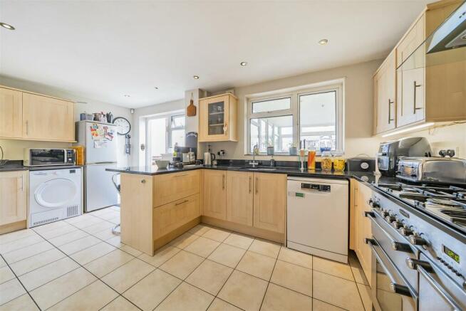 Kitchen/Breakfast Room: