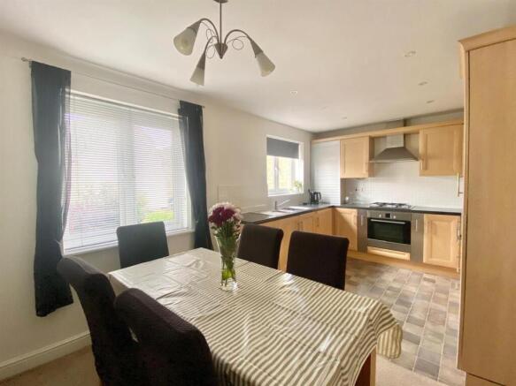 4 bed Town House to rent Image 4