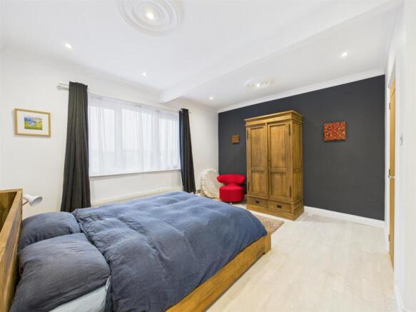 2 bed Flat for sale Image 7