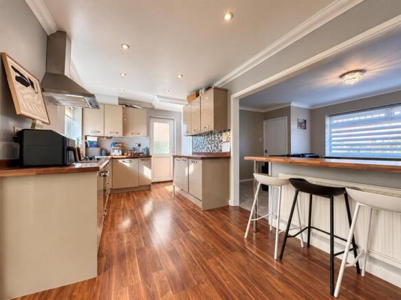 Spacious Dining Kitchen
