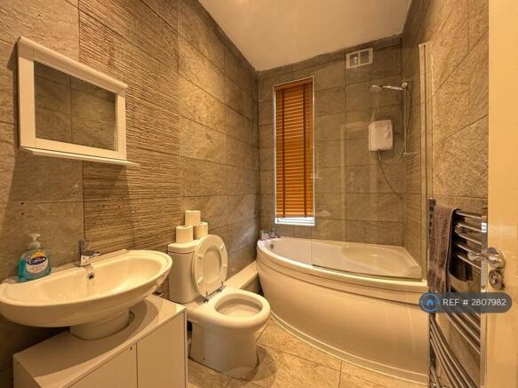 5 bed Semi-Detached to rent Image 10