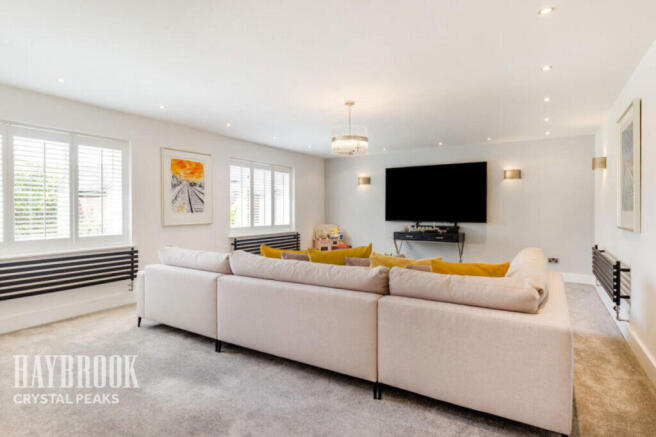 5 bed Detached for sale Image 7