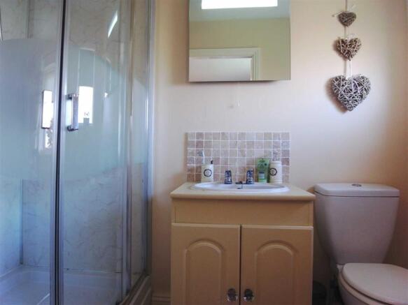 EN-SUITE SHOWER ROOM