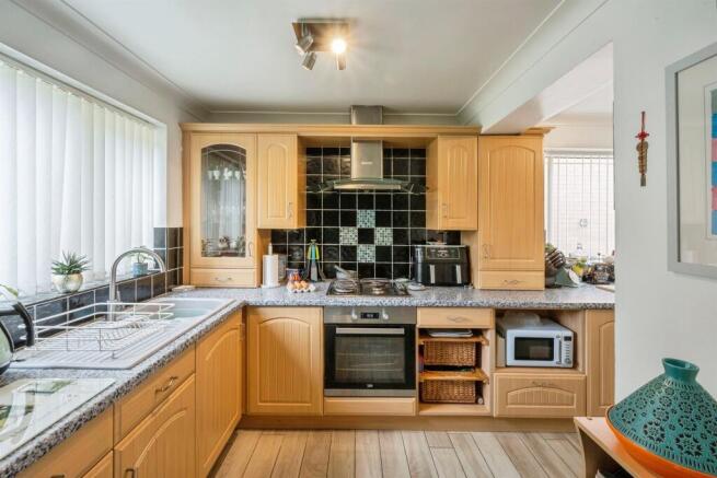 4 bed Detached for sale Image 8