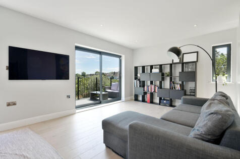 Gunnersbury Avenue, Ealing Common, LONDON, W5
