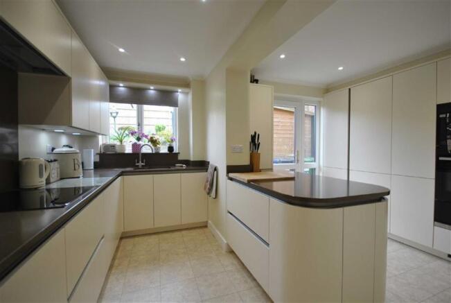 KITCHEN/BREAKFAST ROOM