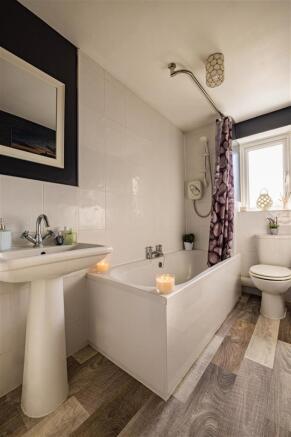 MASTER BEDROOM EN-SUITE BATHROOM