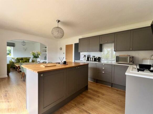 3 bed Apartment for sale Image 4