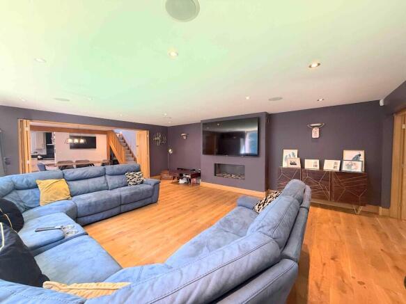 5 bed Detached for sale Image 4