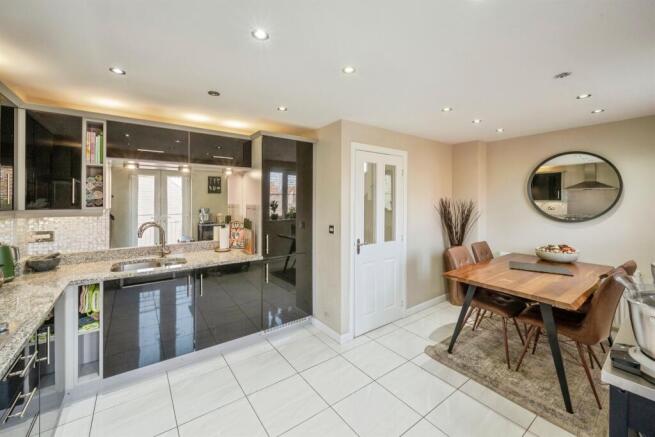 4 bed Town House for sale Image 12