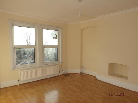 East Cliff Gardens 4 F3 Living Room 1.JPG