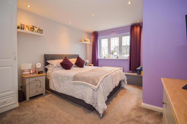 4 bed Detached for sale Image 7