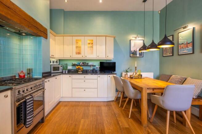 5 bed Town House for sale Image 9