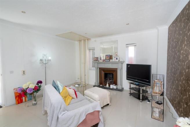 5 bed Detached for sale Image 5