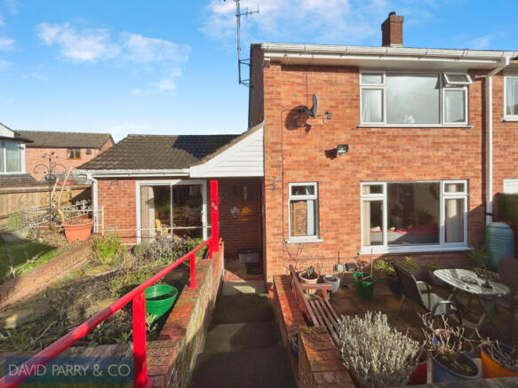 2 Bedroom End of Terrace Property