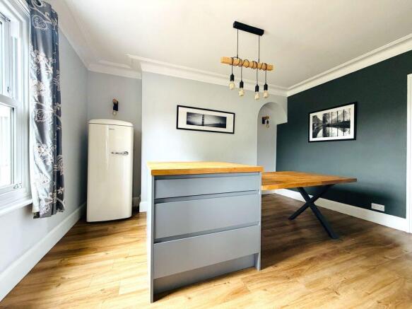 2 bed Flat for sale Image 7
