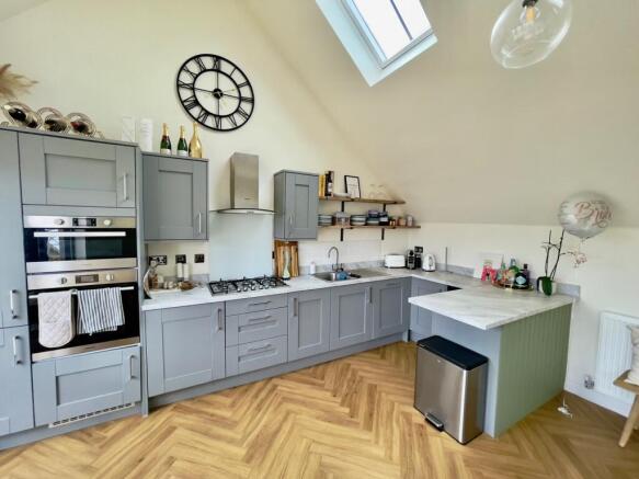 2 bed Terraced to rent Image 6