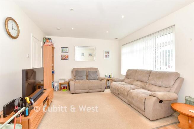 Lounge/Dining Area