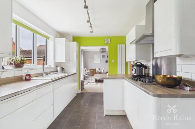 4 bed Detached for sale Image 11