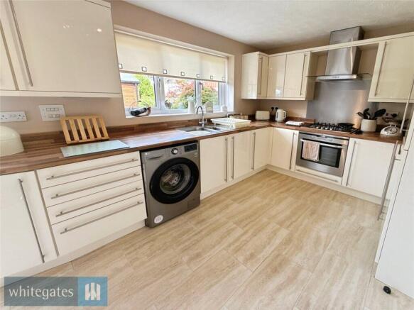 4 bed Detached for sale Image 6