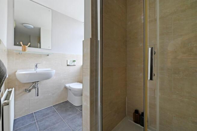 4 bed Apartment to rent Image 11