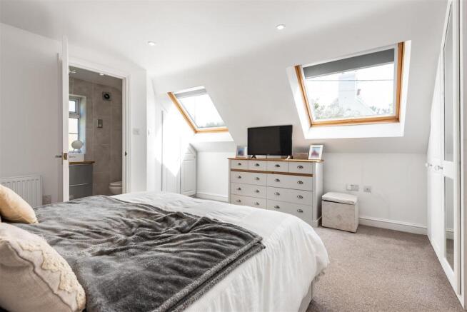 Master bedroom (2).jpg