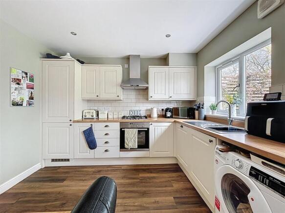 4 bed Semi-Detached for sale Image 4